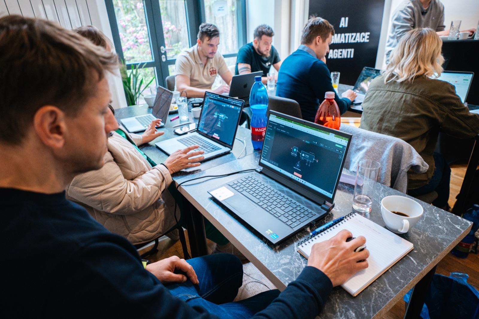 Účastníci stavějí AI automatizace na workshopu