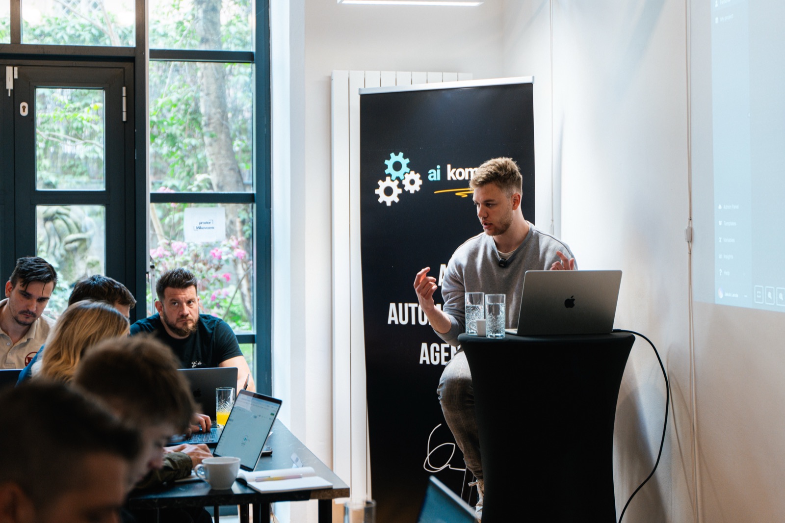 Jakub Landa přednáší na offline workshopu